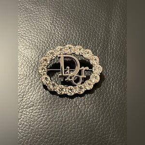Fashion Jewelry Stamped Silver Crystal Embellished Brooch